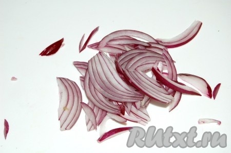 Нарезать тонко красный лук.