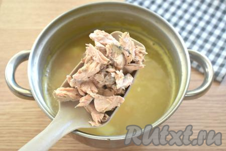 Варёную горбушу отделяем от костей, удаляем кожицу. После того как уха с пшеном проварится 20 минут, добавляем в кастрюлю лавровый лист и подготовленное филе горбуши, даём закипеть и варим на небольшом огне 3-4 минуты.