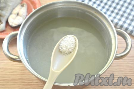 Снимаем кастрюлю с огня, аккуратно достаём кусочки горбуши из бульона и даём им остыть. Луковицу выбрасываем, она нам больше не понадобится. Рыбный бульон процеживаем, по вкусу солим.