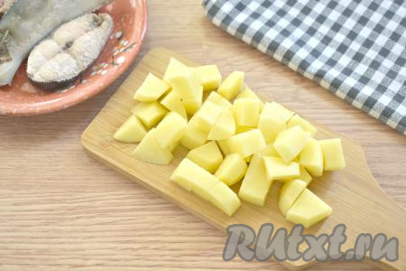 Кастрюлю с процеженным рыбным бульоном ставим на огонь. Картофель нарезаем на небольшие кубики, выкладываем в кипящий рыбный бульон.
