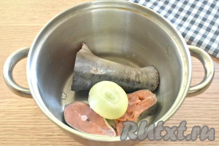 Для приготовления ухи из горбуши можно использовать любые части рыбы. Я взяла хвостовую часть. Кусочки выпотрошенной горбуши моем, кладём в кастрюлю, добавляем целую очищенную луковицу, вливаем 2 литра воды и ставим на сильный огонь. После закипания, убрав пену, варим горбушу на небольшом огне 25 минут.