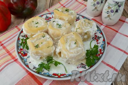 Вкусные, нежнейшие ленивые пельмени достать из духовки и сразу подать к столу вместе со сметанным соусом, в котором они запекались.