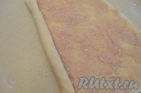 Скатать тесто в плотный рулет, начиная с широкой стороны.