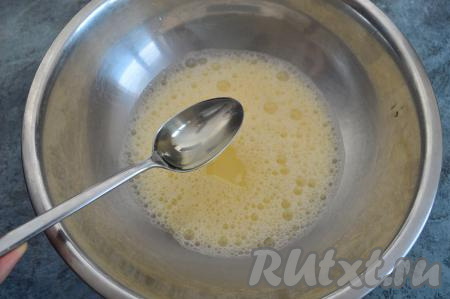 Вначале замесим тесто, для этого в миску нужно влить воду комнатной температуры, добавить соль и сырые яйца, взбить венчиком до однородности. Затем влить растительное масло, снова хорошо перемешать яичную смесь венчиком.