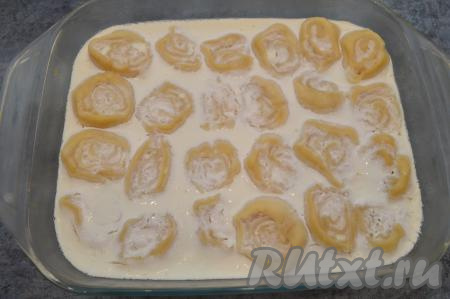 По прошествии 25 минут фольгу снять и продолжить запекать пельмени ещё 15 минут.