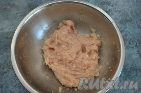Пока тесто отдыхает, займёмся начинкой для ленивых пельменей. Вымытое и обсушенное мясо ( у меня - куриное филе) вместе с очищенными луковицами пропустить через мясорубку. Посолить получившийся фарш, добавить специи по вкусу и очень хорошо перемешать.