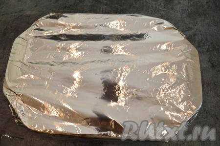 Накрыть форму фольгой и отправить ленивые пельмени в сметанном соусом в разогретую до 180 градусов духовку на 25 минут.