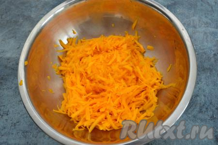 Тыкву очистить от кожуры, волокон и семян. Натереть в миску 400 грамм очищенной тыквы на крупной тёрке.