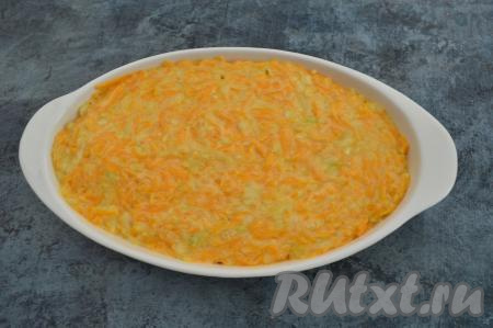 Тыквенно-кабачковое тесто должно получиться не очень жидким, оно должно лежать на ложке крупной горкой, не стекая. Но много муки тоже не добавляйте, иначе запеканка не будет нежной, а будет напоминать резину. Форму для выпечки (я выпекала в форме размером 16 на 26 сантиметров) смазать растительным маслом и выложить в неё овощное тесто. Разровнять тесто и отправить форму в разогретую духовку.