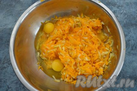 Выделившийся сок я не сливала, так как его не было, просто овощи стали более "влажными". Если у вас на дне миски будет жидкость (овощной сок), тогда её нужно будет слить. По прошествии 5 минут в миску с кабачком и тыквой добавить сырые яйца.