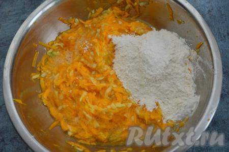 Смешать яйца с натёртыми овощами, всыпать половину муки, хорошо перемешать столовой ложкой. Затем начать частями подсыпать оставшуюся муку, вмешивая её в овощное тесто.