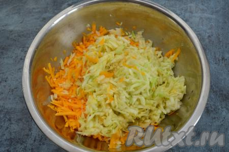 Очистить кабачок от кожуры, если семечки крупные, тогда их нужно будет убрать вместе с мякотью. В миску с тыквой натереть на крупной тёрке 350 грамм подготовленного кабачка. Всыпать соль, перемешать и оставить на 5 минут, чтобы овощи немного выделили сок.