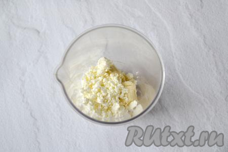 В чашу с бананом добавьте творог.