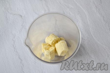 Банан очистите от кожуры, поломайте на кусочки, выложите в чашу для погружного блендера. Банан лучше выбирать спелый или даже немного переспелый.