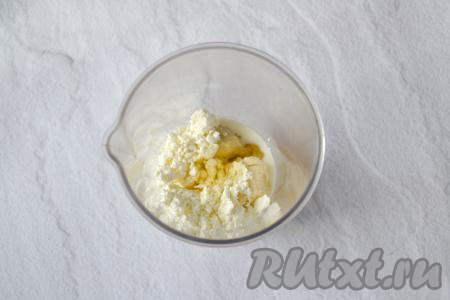 Влейте молоко и добавьте 1 чайную ложку жидкого мёда.