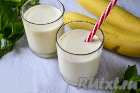Густой, сладкий, питательный смузи из творога с бананом готов, можно разливать его по чашкам и подавать к столу. Такой творожно-бананоыый напиток станет отличным завтраком, полдником или перекусом.