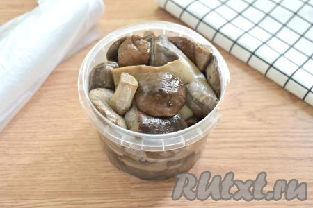 Варёные остывшие грибы перекладываем в одноразовые или многоразовые контейнеры, закрываем крышками.