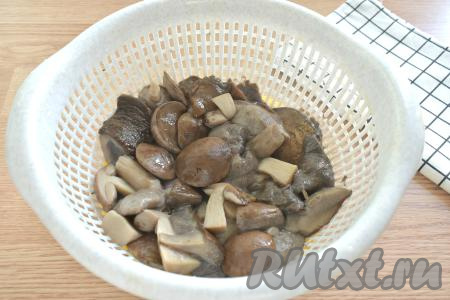 Варёные подберёзовики и подосиновики откидываем на дуршлаг. Промываем холодной водой и оставляем так до полного остывания грибов. За это время вся лишняя жидкость сольётся.