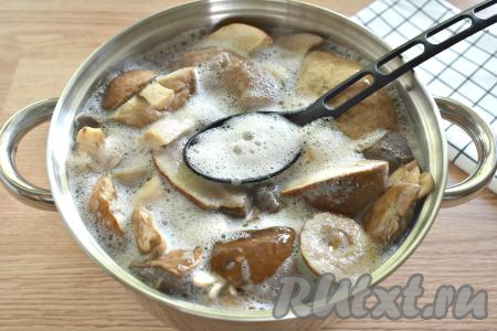 Доводим грибы до кипения, а затем варим в течение 30-35 минут на небольшом огне, обязательно удаляя с поверхности образовавшуюся пену.