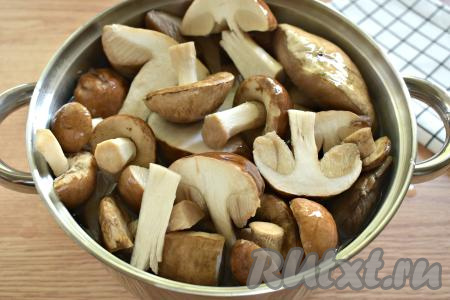 Заливаем полностью грибы холодной водой, ставим кастрюлю на огонь. Сначала грибы всплывут на поверхность, но в процессе варки они осядут.