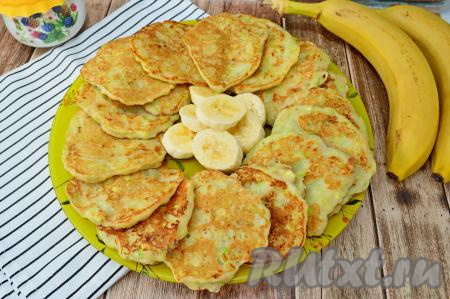 Вкуснейшие, мягкие, в меру сладкие оладьи, приготовленные из кабачков и банана, лучше подавать к столу с пылу с жару, хотя мне они нравятся и полностью остывшими.