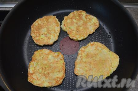 Жарить оладушки по 2 минуты с каждой стороны (до золотистого цвета с двух сторон) на среднем огне. Затем перекладывать на тарелку.