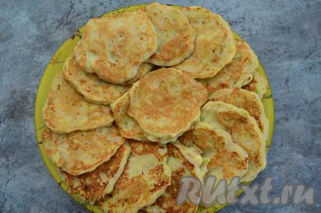 Периодически перемешивая тесто, постепенно пожарить все оладушки (у меня получилось 18 оладий).