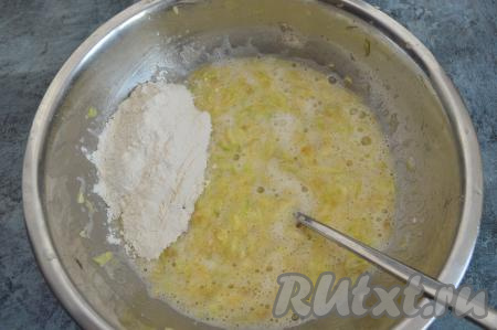 После этого добавить половину муки, перемешать.