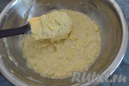 Затем начать по столовой ложке подсыпать ещё муку. Добавляя муку, учитывайте, что тесто для кабачково-банановых оладий должно получиться напоминающим в меру густую сметану. Тесто будет медленно стекать с лопатки. Мне для этого потребовалось 100 грамм муки, но тут всё зависит от влажности кабачково-банановой массы.