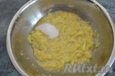 Столовой ложкой перемешать кабачково-банановую массу до однородности. Всыпать сахар, перемешать.