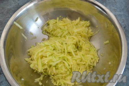 Кабачок очистить от кожуры. У меня был молодой кабачок с мелкими семечками. Если же вы взяли кабачок с крупными семенами, тогда обязательно удалите их. Натереть подготовленный кабачок на крупной тёрке. Я взвесила натёртый кабачок, вес составил 500 грамм. Всыпать к кабачку одну щепотку соли, перемешать и оставить на 10 минут, чтобы кабачок пустил сок.