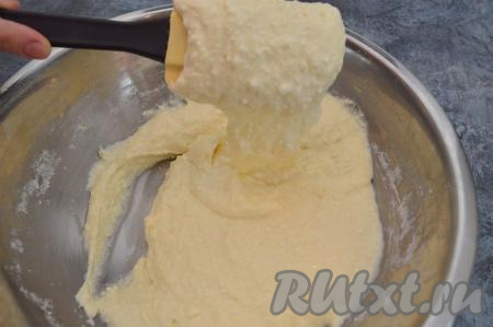 Тесто должно пластом стекать с лопатки.