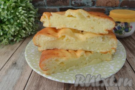 Дать выпечке слегка остыть, а затем можно нарезать на кусочки и подавать к кофе или чаю. Запеканка, приготовленная из творога и яиц без добавления манки, получается очень нежной, пористой, есть её одно одно удовольствие, она просто тает во рту.