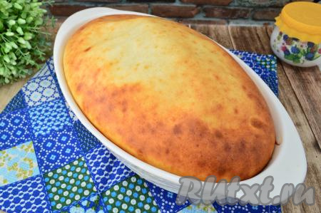 Затем достать форму из духовки. В процессе выпечки творожно-яичная запеканка хорошо поднимется, будет очень пышной, но когда вы достанете её из духовки, она немного опадёт - это вполне нормально для выпечки из творога.