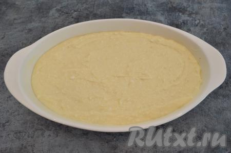Форму для выпечки (я взяла овальную форму размером 16 на 26 сантиметров) смазать сливочным масло, затем выложить творожно-яичное тесто, разровнять и поставить в хорошо прогретую духовку. Готовить запеканку минут 35-40 (до золотистости) при температуре 180 градусов.