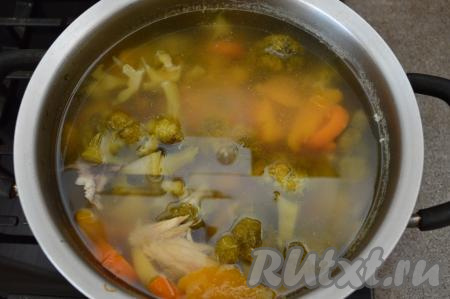 Снять кастрюлю с огня, дать супу остыть в течение 5 минут.