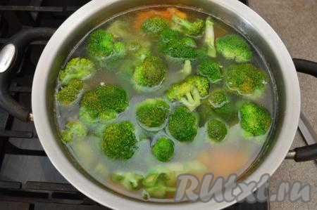 По прошествии 15 минут с начала варки супа с морковкой, тыквой и картошкой добавить в кастрюлю соцветия брокколи, посолить, дать закипеть, а после этого варить на небольшом огне 10 минут. Готовность можно проверить по овощам, они должны стать мягкими и легко прокалываться ножом.