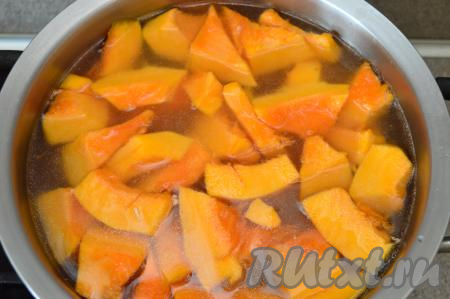 Кастрюлю с бульоном и кусочками мяса поставить на огонь, после закипания выложить тыкву, морковь и картошку, дать закипеть, а затем варить на небольшом огне 15 минут, прикрыв крышкой.