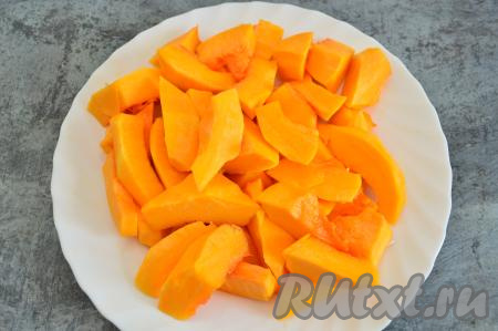 Очистить тыкву от кожуры, семечек и волокнистой части. Нарезать 500 грамм очищенной тыквы на достаточно крупные кусочки.