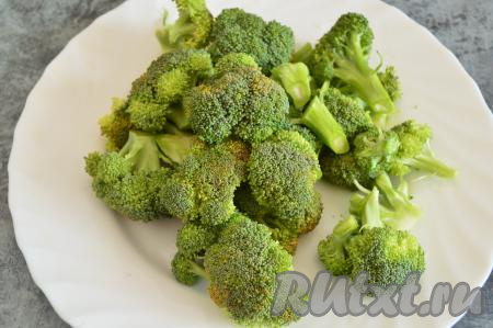 Брокколи промыть водой, нарезать на небольшие соцветия.