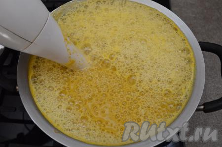 А затем пюрировать суп погружным блендером. Если овощи хорошо проварены, то суп после пюрирования получается однородными, без комочков овощей.