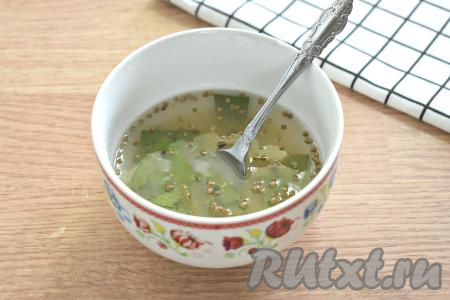 Тщательно перемешиваем масло с лимонным соком и специями.