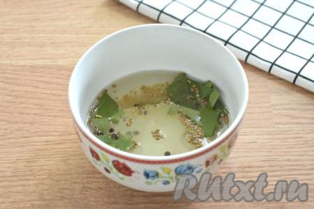 Растительное масло немного подогреваем в ковшике. Горячим его делать не нужно. Заливаем специи тёплым растительным маслом.