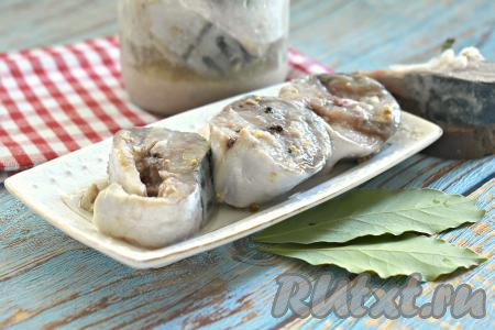 Через сутки кусочки солёной скумбрии достаём из банки с маслом и луком и подаём к столу. Рыбка получилась сочной, вкусной, ароматной, она станет отличным дополнением к различным блюдам!