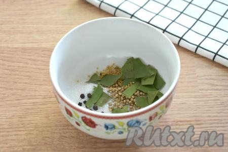 В отдельную небольшую миску всыпаем сахар, соль, зёрна горчицы и кориандра, горошины чёрного и душистого перцев, добавляем лавровые листья, разломанные на части.