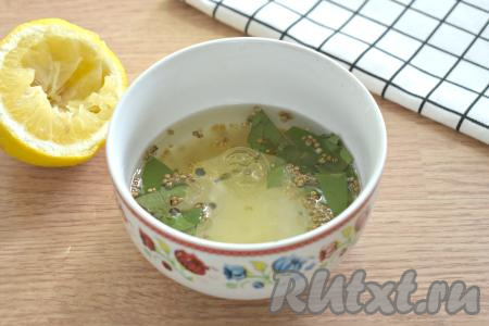 К специям с маслом выжимаем из лимона сок.