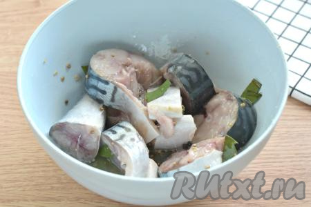 Выливаем получившуюся смесь к кусочкам скумбрии и хорошо перемешиваем.