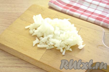 После того как грибы будут подготовлены, можно приступать к приготовлению пшеничной каши. Нарезаем мелко очищенную луковицу.