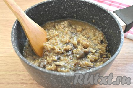 После закипания убавляем до минимума огонь, кастрюлю накрываем крышкой и варим пшеничную кашу с грибами 20-25 минут. Выключаем огонь, даём каше настояться под крышкой 10 минут.