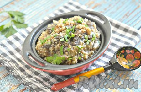 Раскладываем вкусную, ароматную пшеничную кашу с грибами по тарелкам и подаём сытное блюдо к столу, украсив нарезанной зеленью.